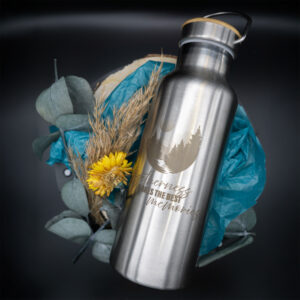 Ansicht der Thermoflasche mit Bambusdeckel designt aus der Vogelperspektive