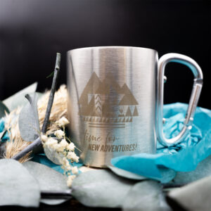 Kaffeebecher mit Karabinerhenkel und Design "time for new adventures"
