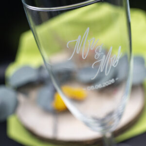 Nahaufnahme von Sektglas mit Lasergravur "Mr & Mrs"