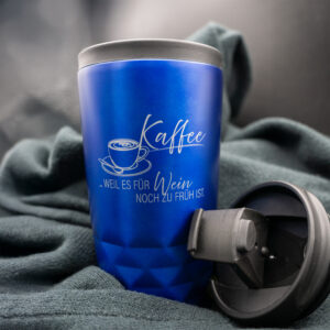 Abbildung Kaffeebecher blau und fertigem Motiv "Kaffee – weil es für Wein noch zu früh ist", Deckel nebenliegend zur Ansicht
