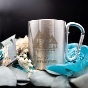 Kaffeebecher mit Karabinerhenkel und Design "time for new adventures"